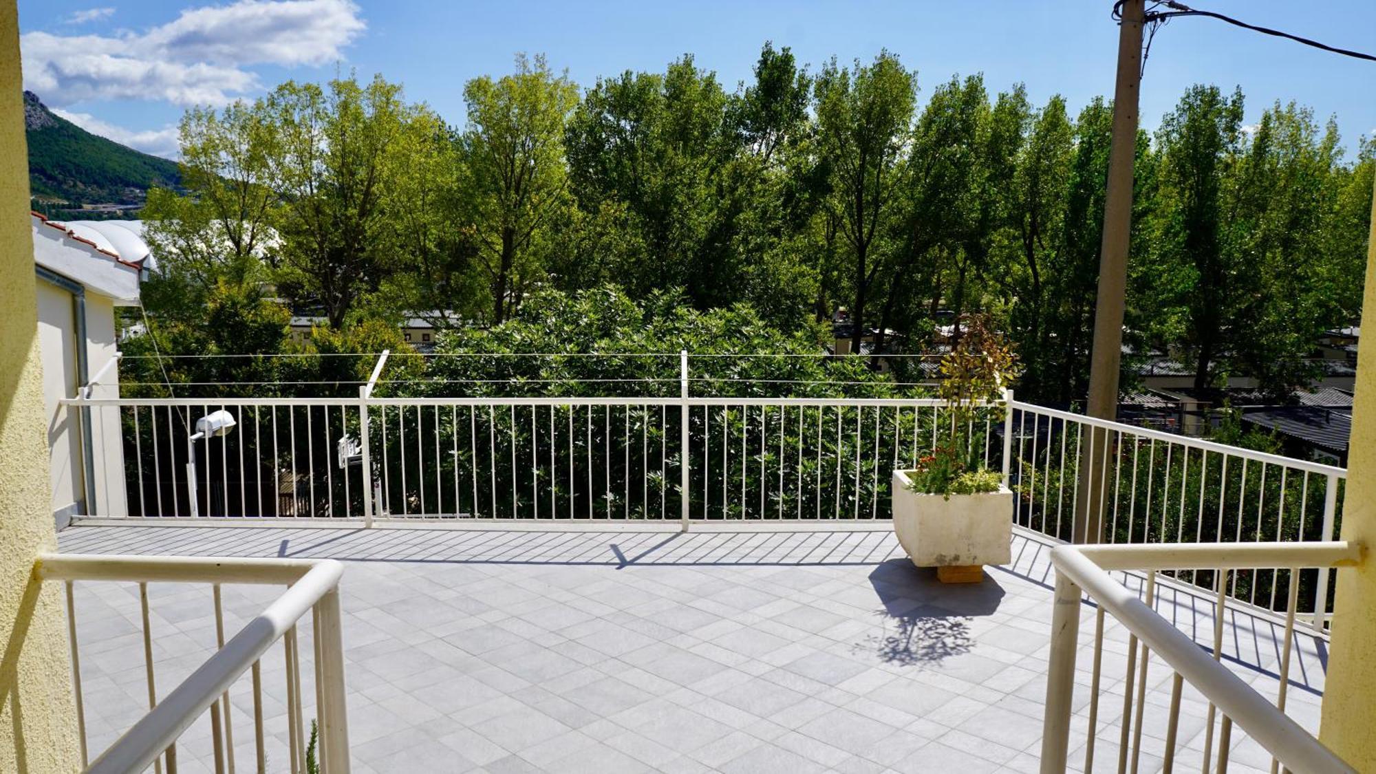Apartments Niksa Kastelan Омиш Экстерьер фото